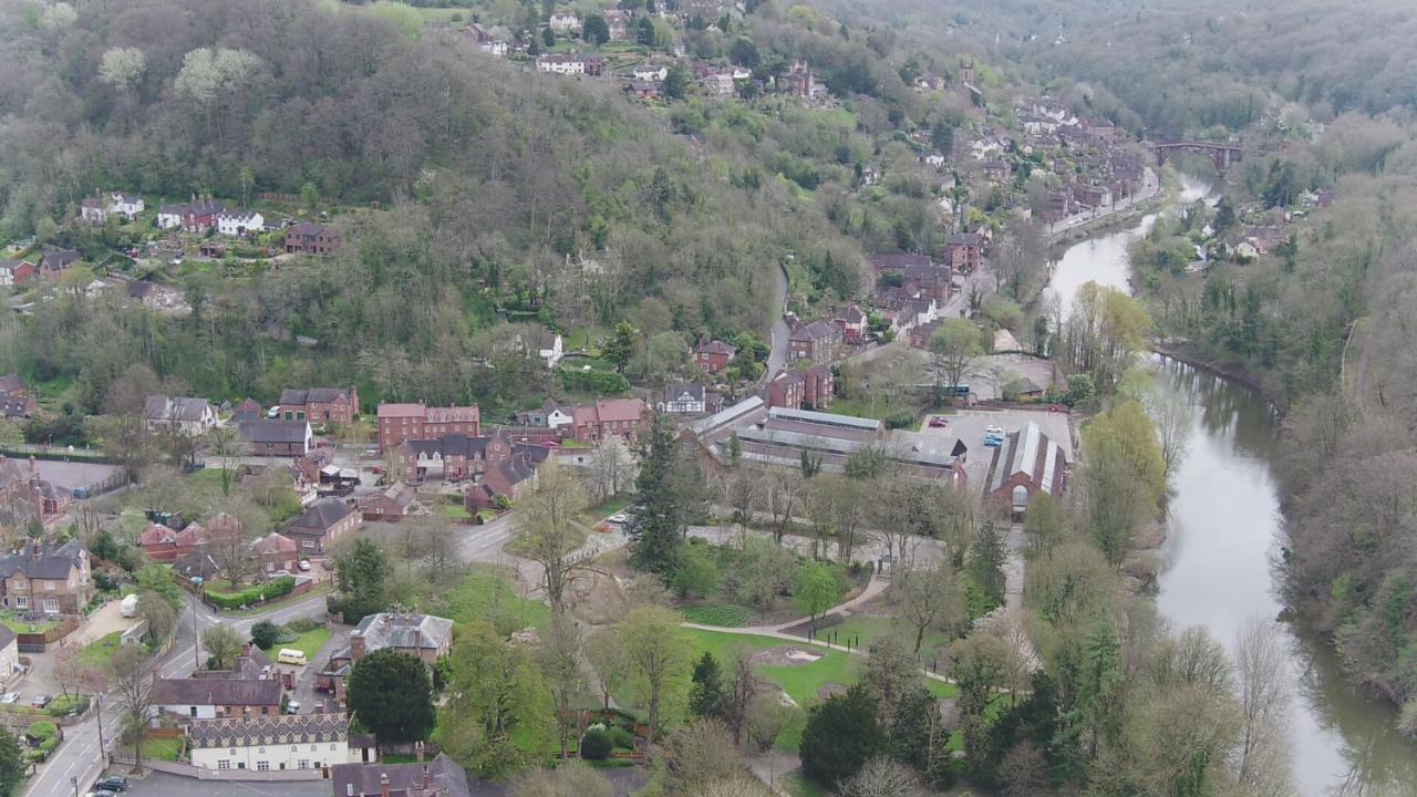 School Path Ironbridge Home With Roof Terrace Εξωτερικό φωτογραφία