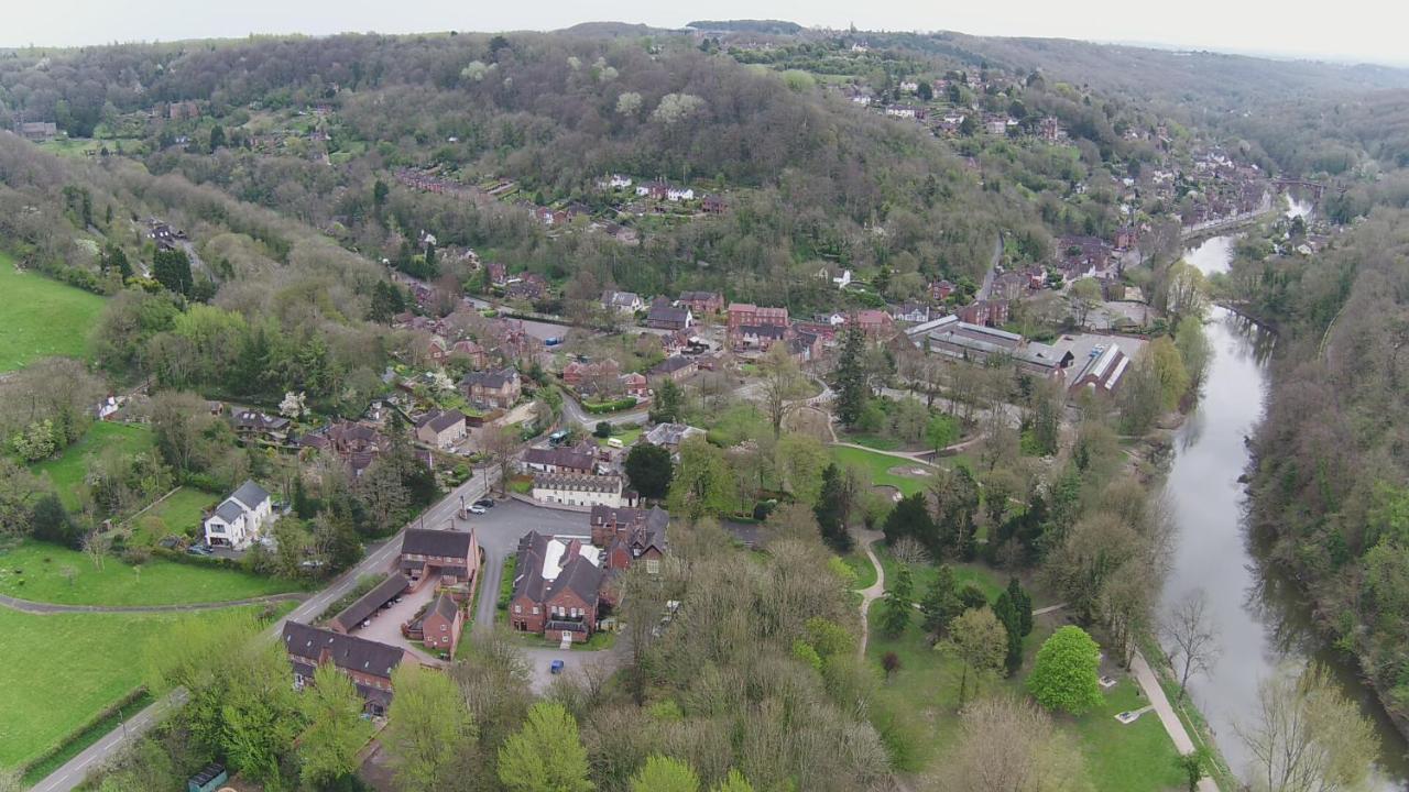 School Path Ironbridge Home With Roof Terrace Εξωτερικό φωτογραφία